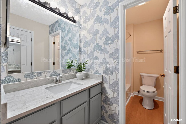 Building Photo - 201 Oakwood Ct