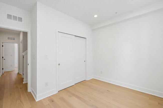 Building Photo - 1518 N Darien St