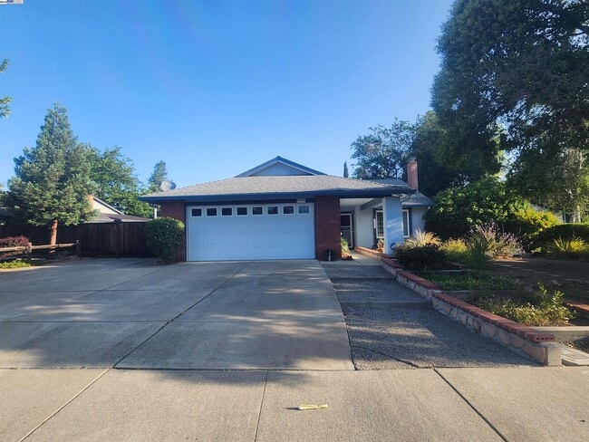 Building Photo - 1733 Carnation Cir