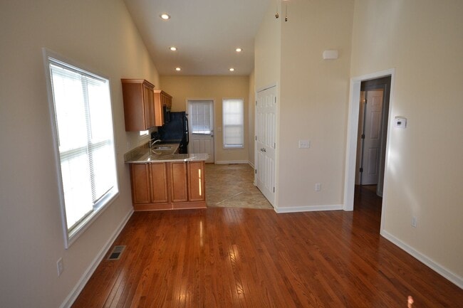 Building Photo - Modern 2 bedroom Apartment with One-Level Living