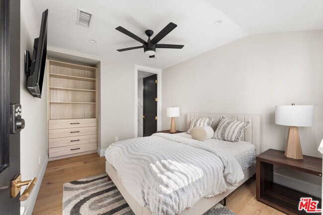 Building Photo - 13339 Margate St