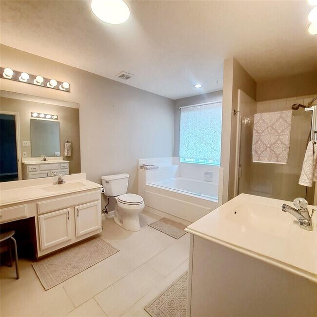 Building Photo - 1365 El Camino Village Dr