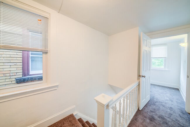 Building Photo - Available JUNE 2026 - Spacious 2 Bedroom Home in Mt. Washington!