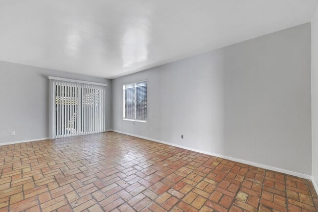 Building Photo - 1520 Hialeah Dr