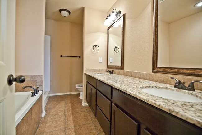 Building Photo - ***901 Oakwood Lane***