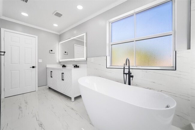 Building Photo - 15580 SW 49th Ct