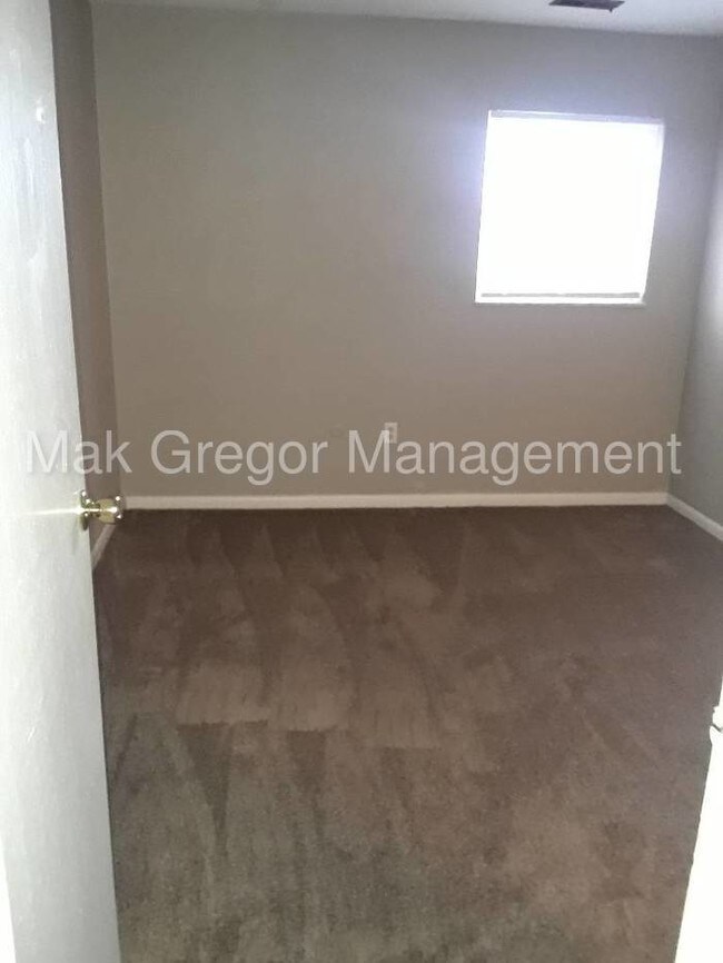 Building Photo - 2 BDRM Apt, New Flooring, Appliances, C/A.