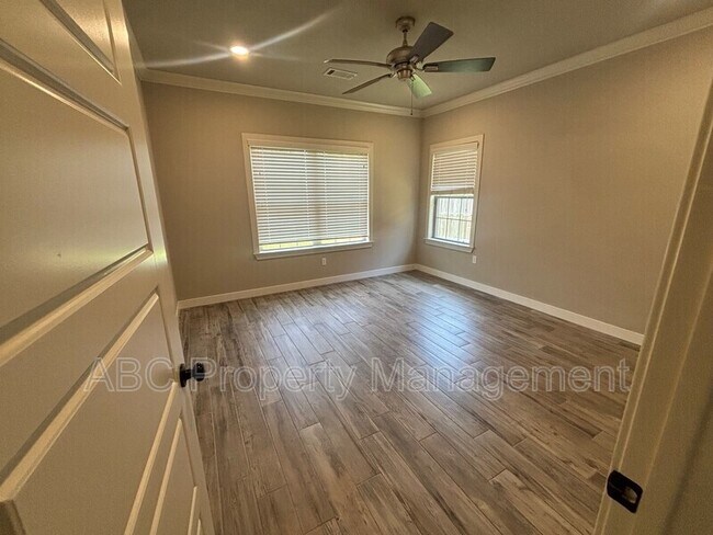 Building Photo - 3207 SW Hillstone Ave