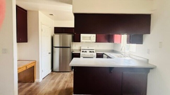 Building Photo - 633 Las Colinas St