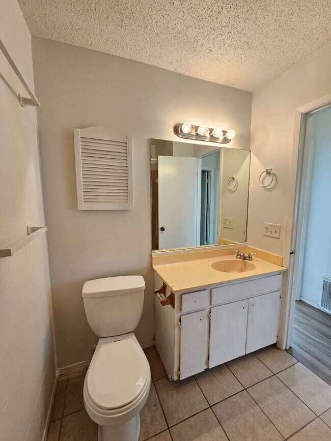 Building Photo - 2 bed/1 bath duplex with flex room