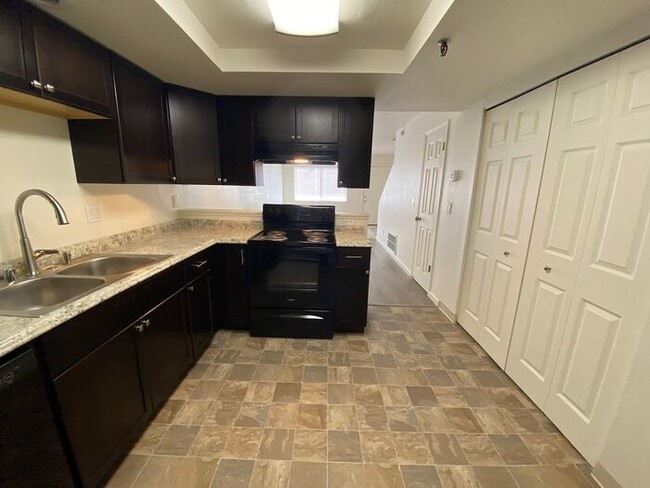 Building Photo - 2 Bedroom Townhouse - Garage/Washer-Dryer ...