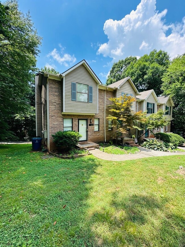 Building Photo - 625 Shadywood Ln
