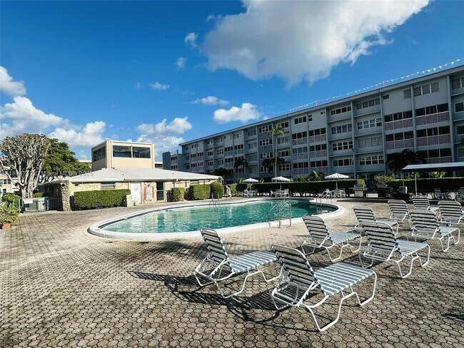 Building Photo - 330 SE 2nd St