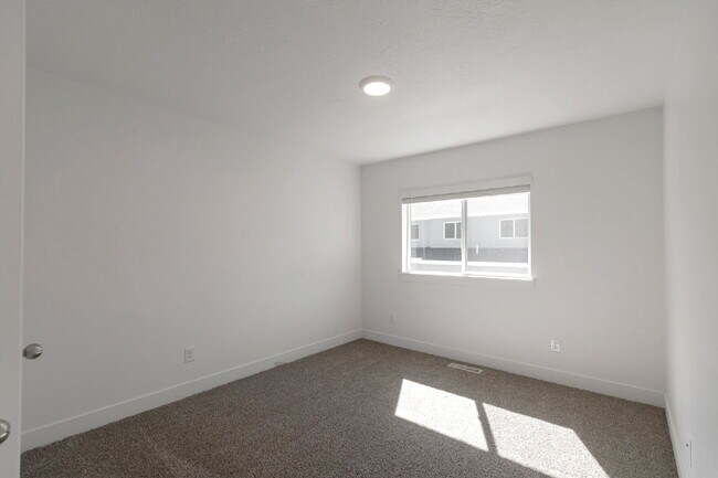 Building Photo - 2 Wks FREE | Modern 3-Bedroom, 2.5-Bathroom Townhome Near Highway 6 and I-15 - END UNIT