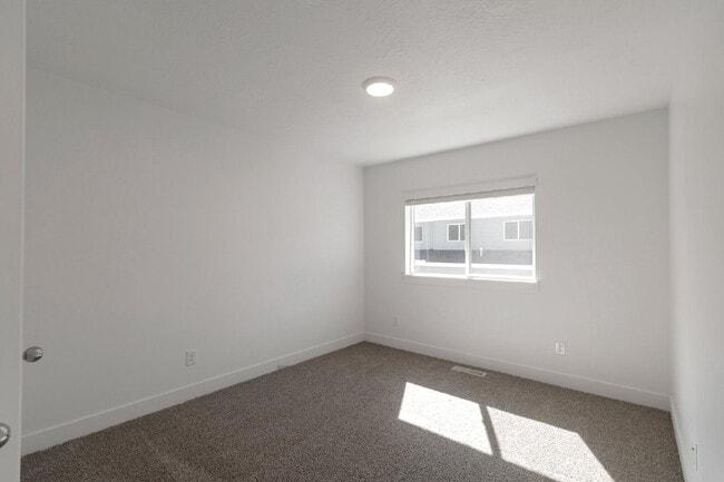 Building Photo - Modern 3-Bedroom, 2.5-Bathroom Townhome Near Highway 6 and I-15 - END UNIT