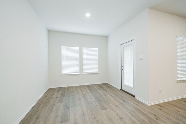 Building Photo - 2126 Thornton Dr