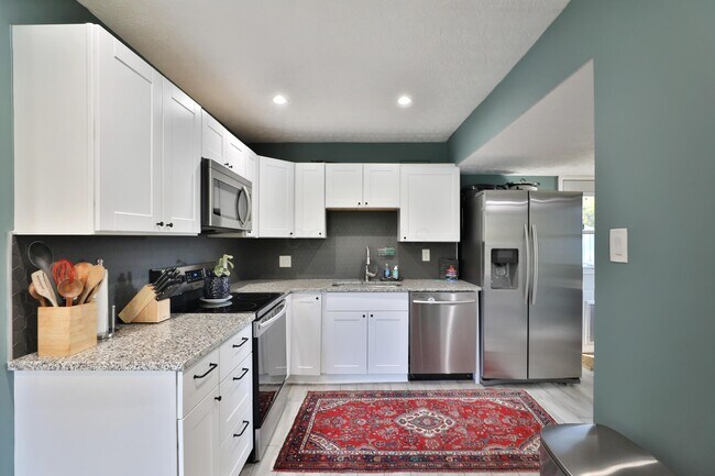 Building Photo - 925 Blenheim Rd