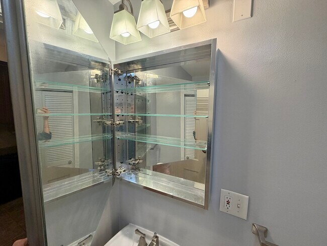 Building Photo - 1350 N Leavitt St