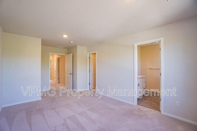 Building Photo - 2620 NE 117th Pl