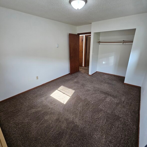 Bedroom 1 (photo 2) - 530 5th St E