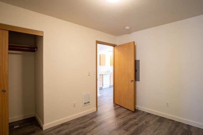 Building Photo - Garden Level 1 Bdr w/ Private Patio Ready ...