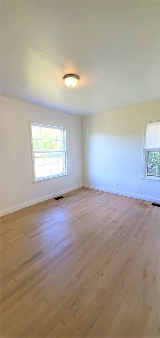 Building Photo - 3 Bed 1.5 Bath 2 car garage in Nichol's Hi...