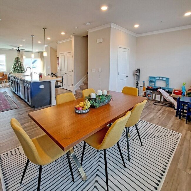 Building Photo - Gorgeous 4-Level Townhome with Rooftop Ter...