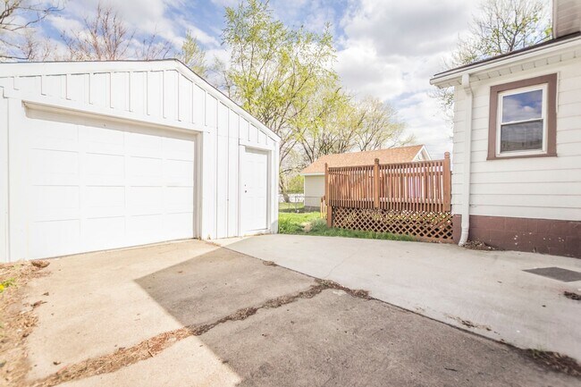 Building Photo - Spacious 2 bedroom 1 bath home