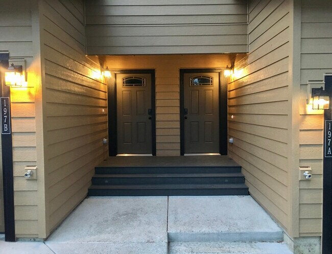 Building Photo - 197 Cloverdale Rd