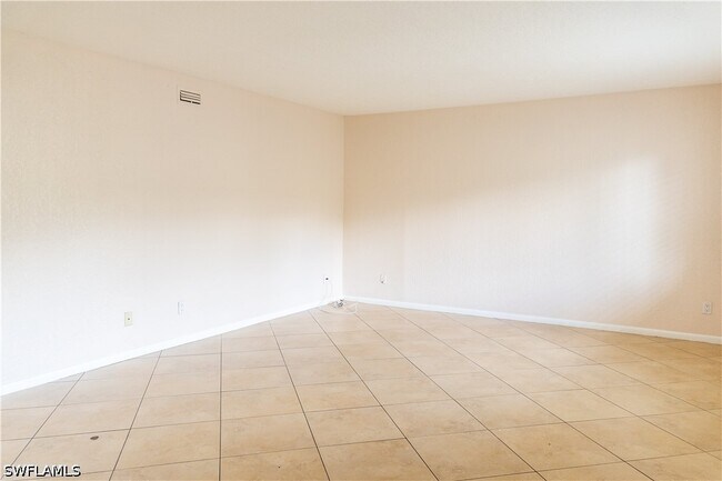 Building Photo - 4627 Bayshore Dr