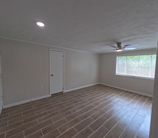 Building Photo - Spacious 5BR/2BA Rental with Bonus Living Space & Great Location