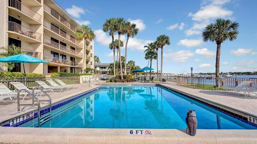 Building Photo - 1202 S Lake Dr
