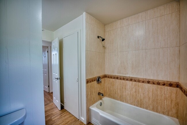 Building Photo - 3BD/2BA with extra living space new Kitche...