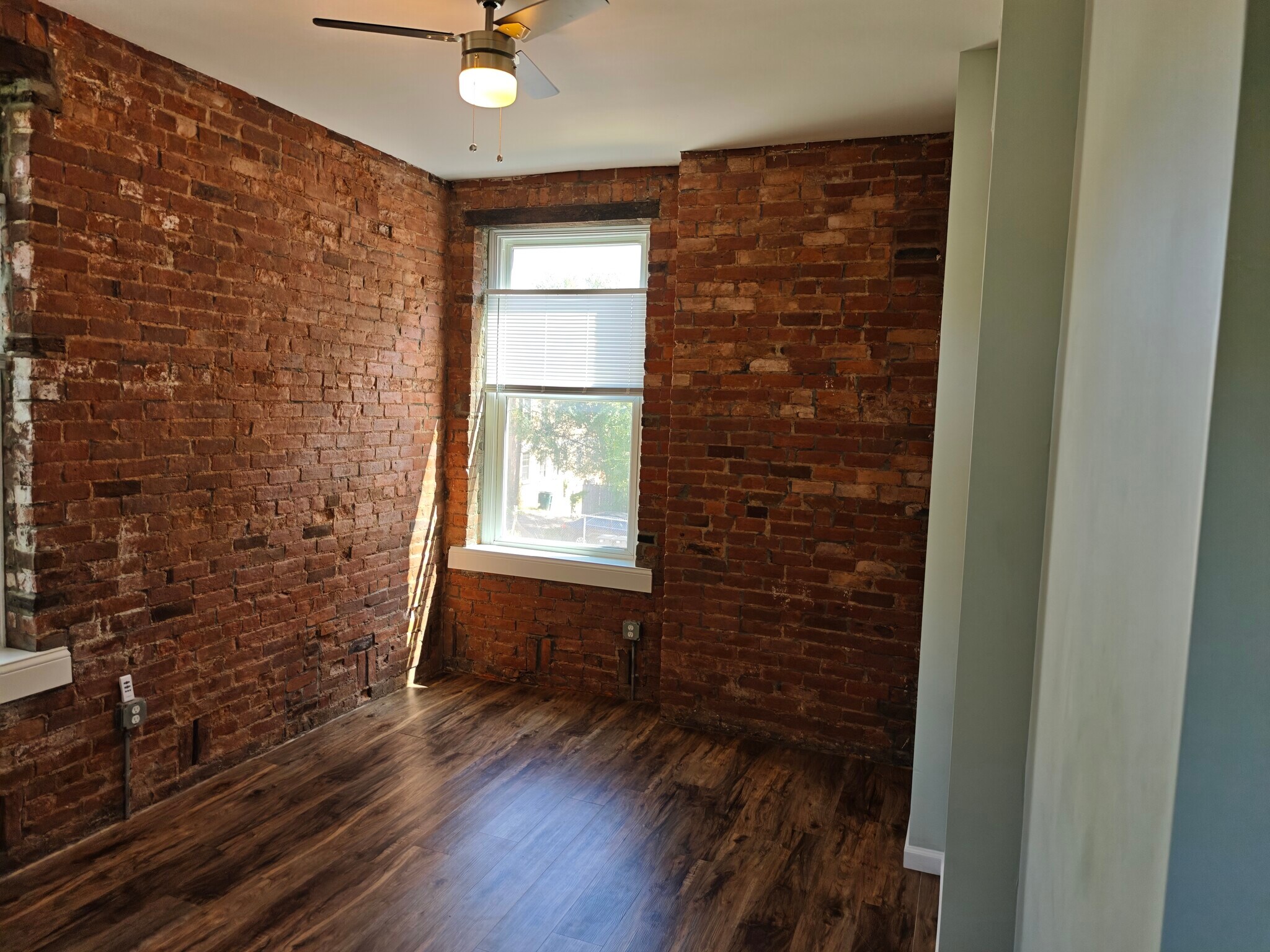 Building Photo - 836 York St