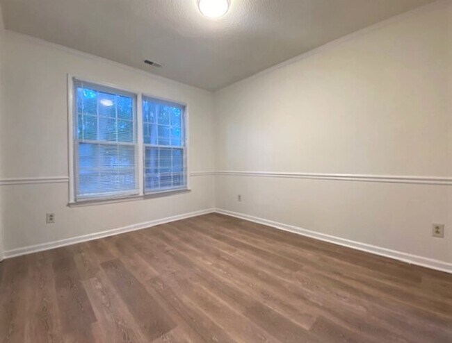 Building Photo - 3 bed, 2 bath 1 1/2 story - East Charlotte...