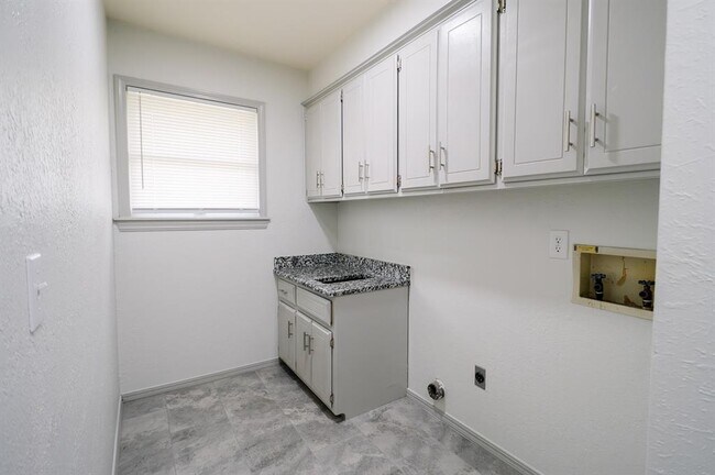 Building Photo - 3215 Woodsboro Dr