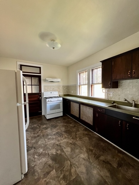 Kitchen - 5858 N Melvina Ave