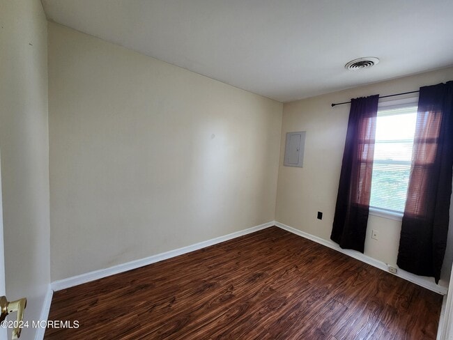 Building Photo - 11 Lincoln Ave