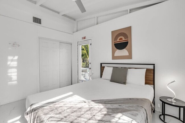 Building Photo - 714 NE 17th Ct