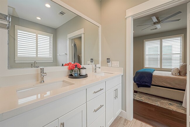 Building Photo - 712 Clark St