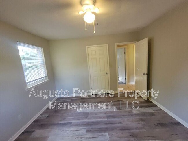 Building Photo - 225 Pecan Dr
