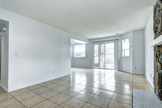 Building Photo - 2 bed 1 bath Condo in Victoria Crossing II