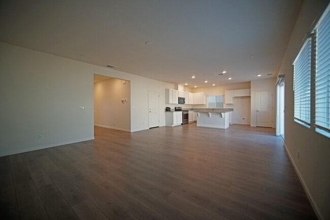 Building Photo - Beautiful 4 Bedroom PLUS office / den in Natomas!