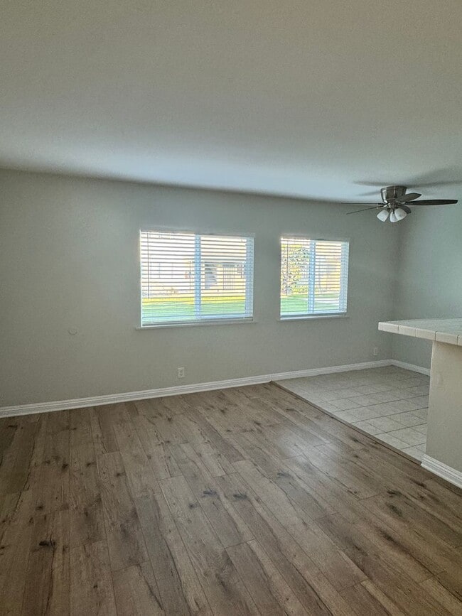 Building Photo - 1 BDRM DOWNSTAIRS AVAILABLE!