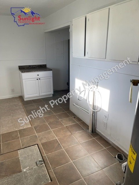 Building Photo - Check out this single family home with 3 bedrooms and 2 baths.