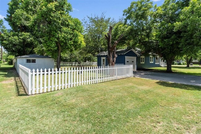 Building Photo - 308 Alva St
