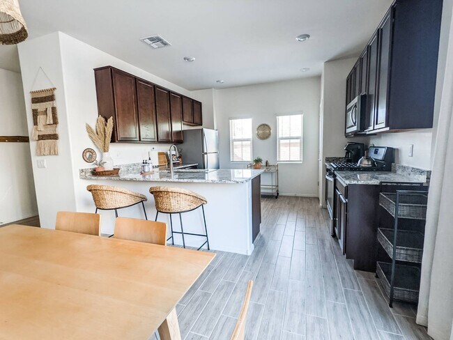 Building Photo - Gorgeous Fully Furnished - PRELEASE August 2026