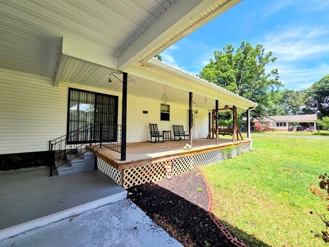 Building Photo - Pristine Retro Gem! Available now on premium corner lot in Easley
