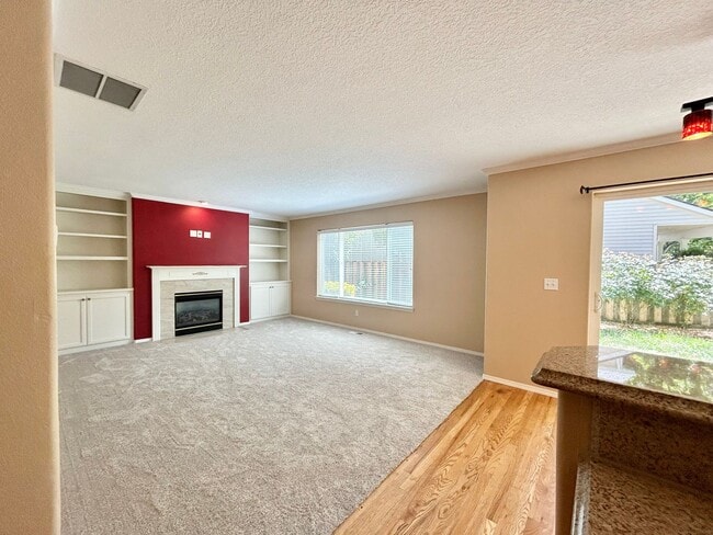 Building Photo - Cozy 4 Bed, 2.5 Bath House!
