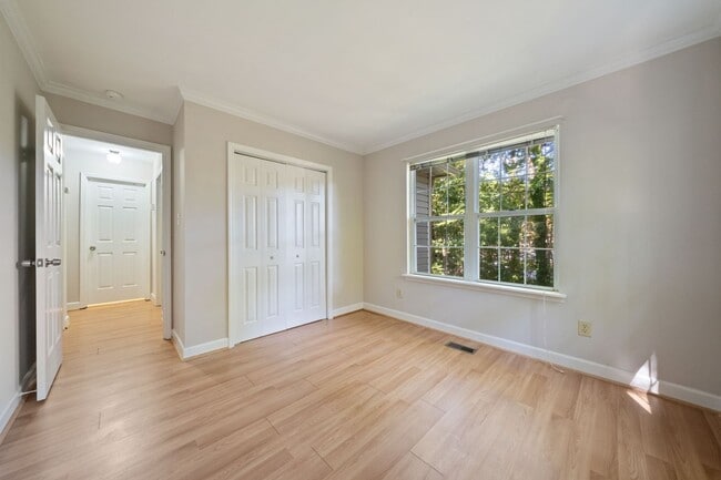 Building Photo - Beautiful 3 BR in Chapel Hill - Two Weeks Free Rent!